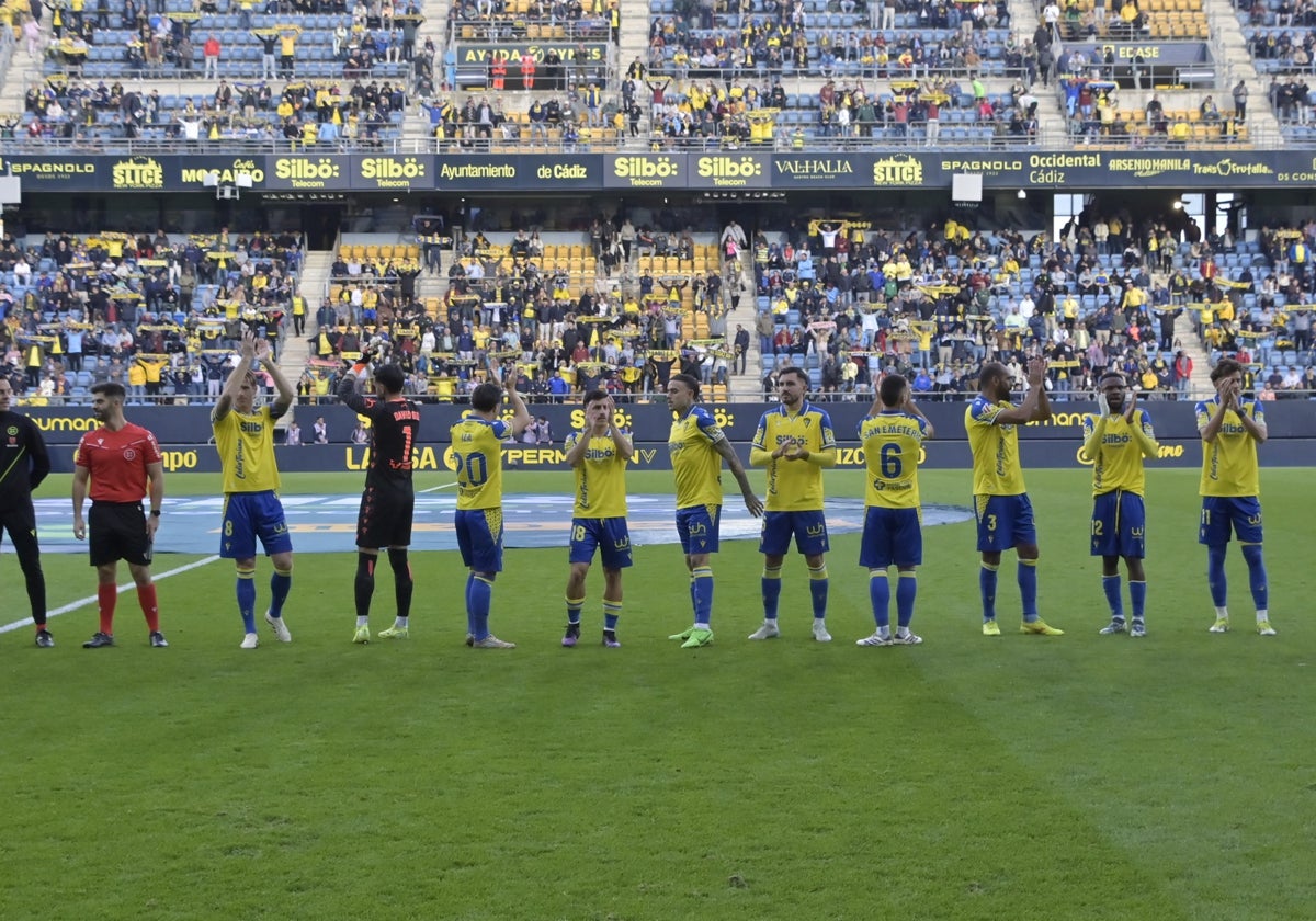 El equipo aplaude a su afición.