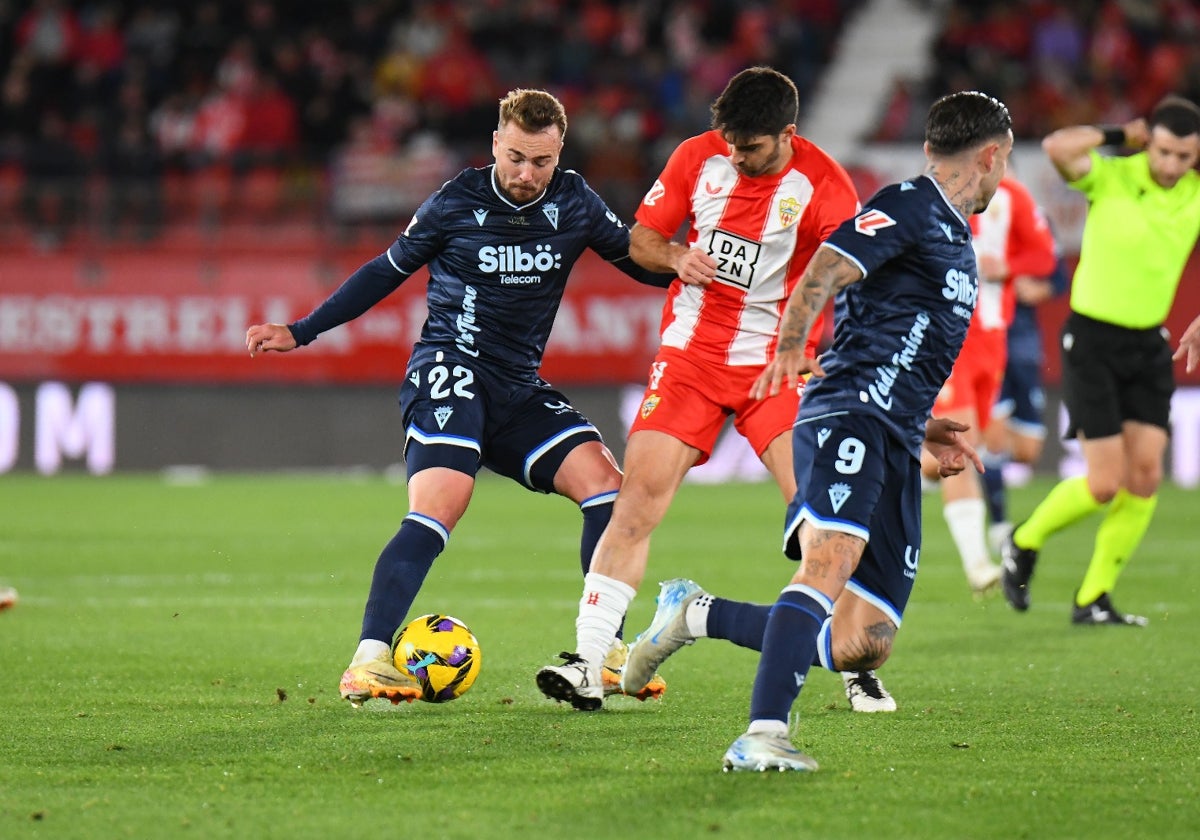 El Cádiz busca la victoria en Almería