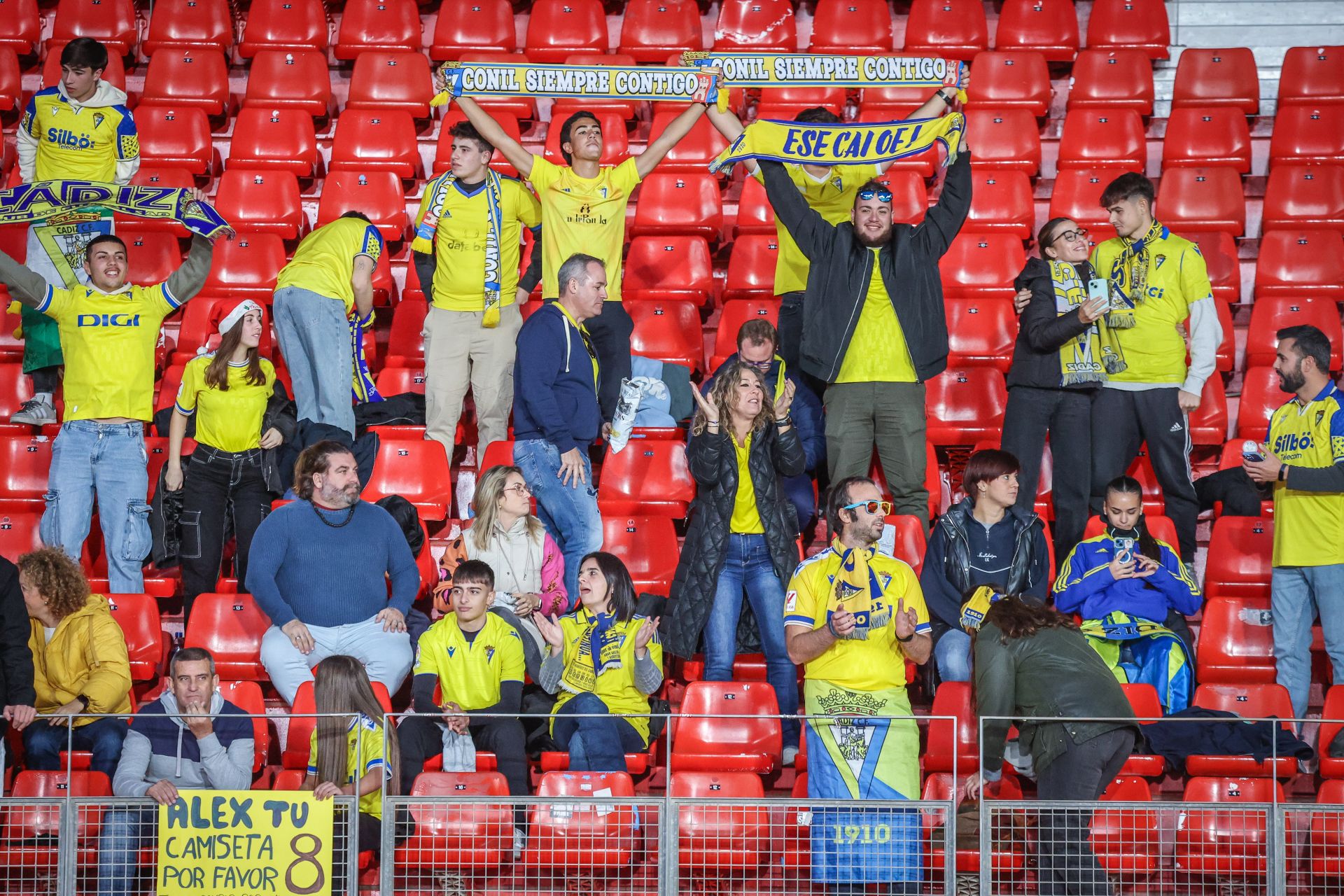 Las imágenes del Almería-Cádiz: otra polémica arbitral que fastidia una victoria