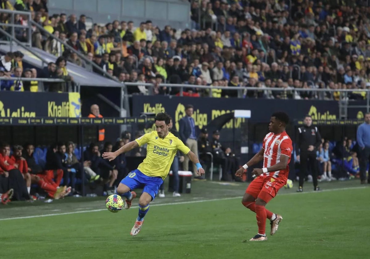 Iza Carcelén trata de progresar por la banda en el duelo ante el Almería del pasado curso