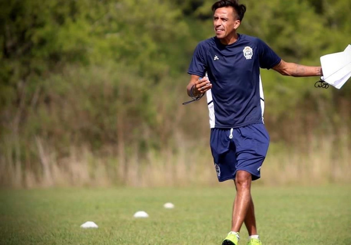 Lucas Lobos trabaja con los juveniles del Gimnasia y Esgrima de La Plata.