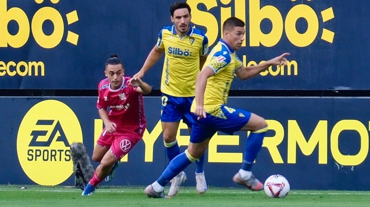 Luismi Cruz pugna con Iza y Rubén Alcaraz en el Cádiz - Tenerife de esta temporada.