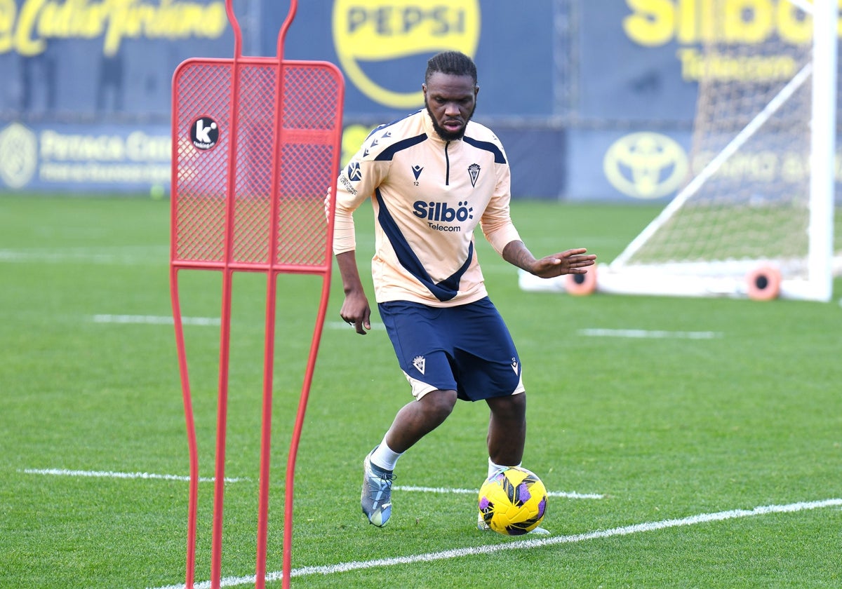 Kouamé sigue entrenando con el Cádiz CF.