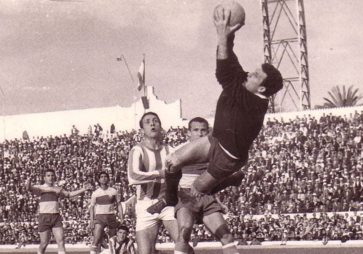 Gerardo Clares persigue un balón en el partido que enfrentó al Real Betis con el Elche el 5 de marzo de 1961 en Heliópolis.