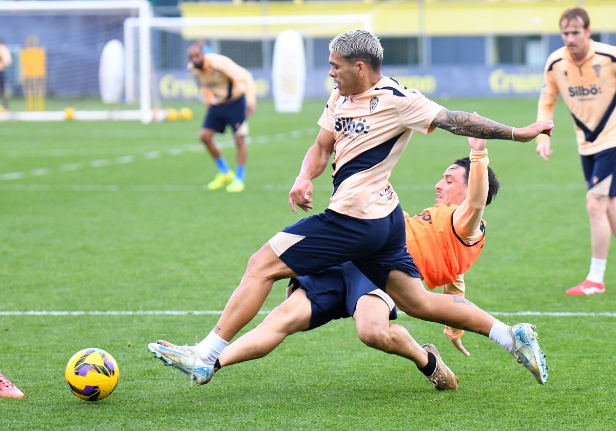 Ocampo intenta desbordar a Iza durante un entrenamiento.