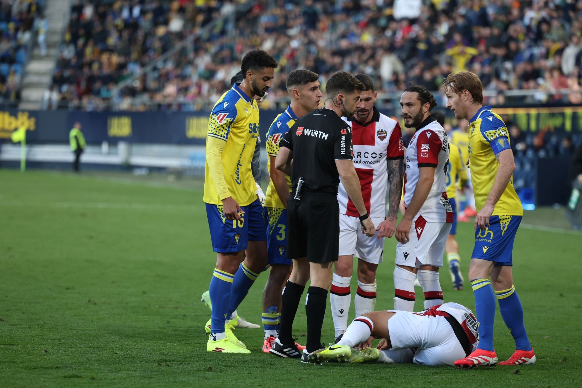 Fotos: las imágenes del Cádiz CF-Levante, un duelo de alta intensidad