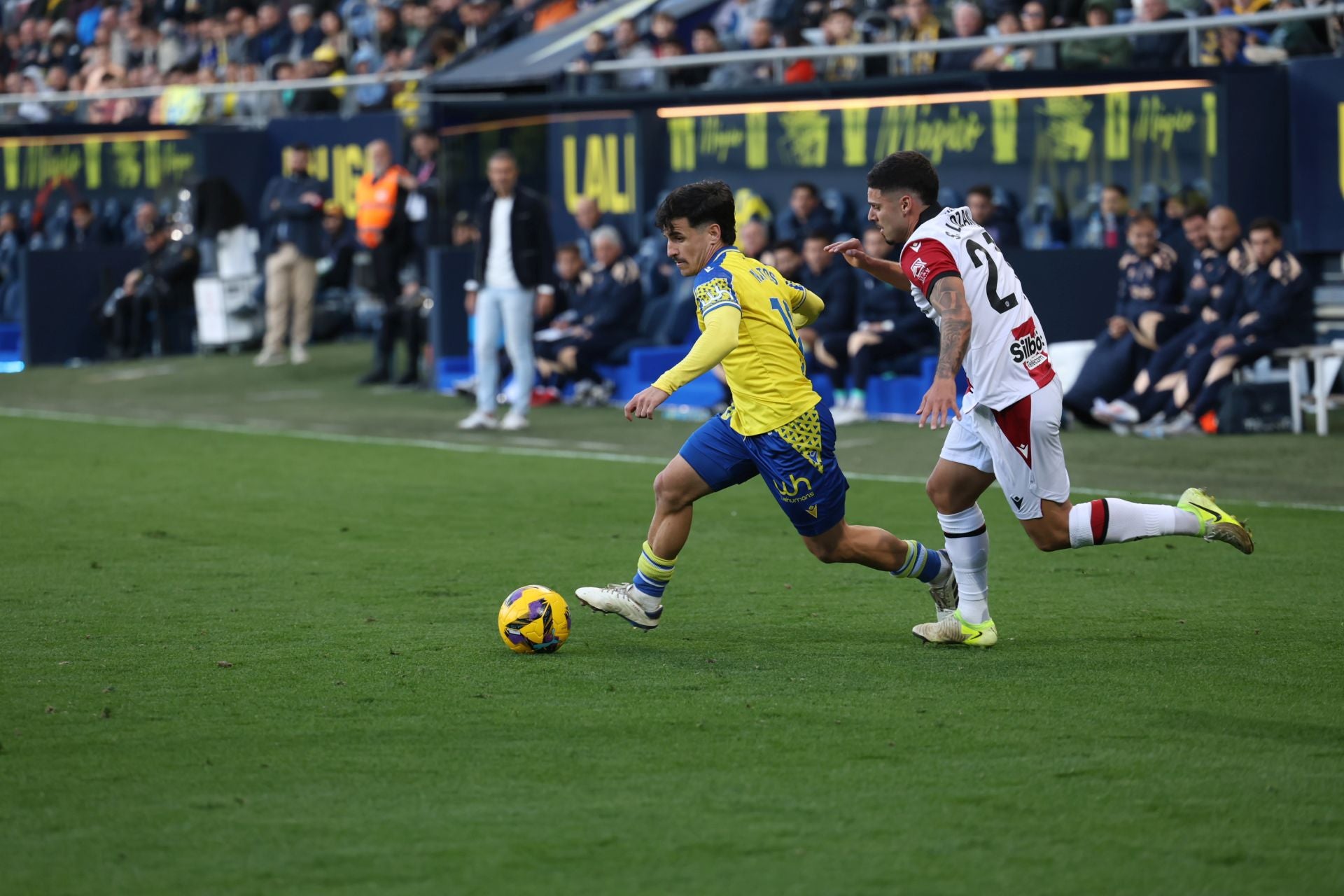 Fotos: las imágenes del Cádiz CF-Levante, un duelo de alta intensidad