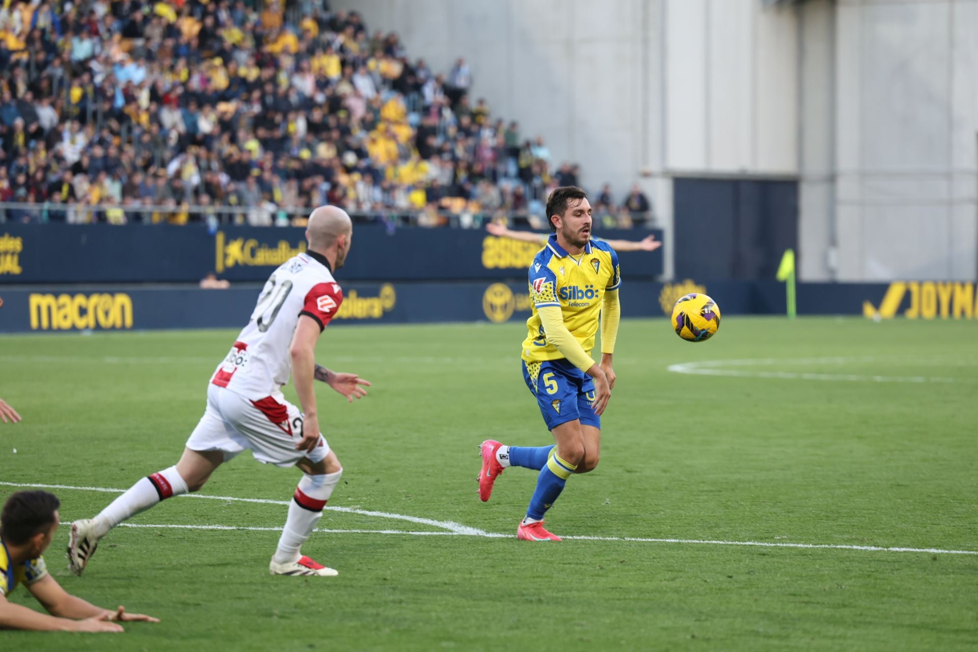 Fotos: las imágenes del Cádiz CF-Levante, un duelo de alta intensidad