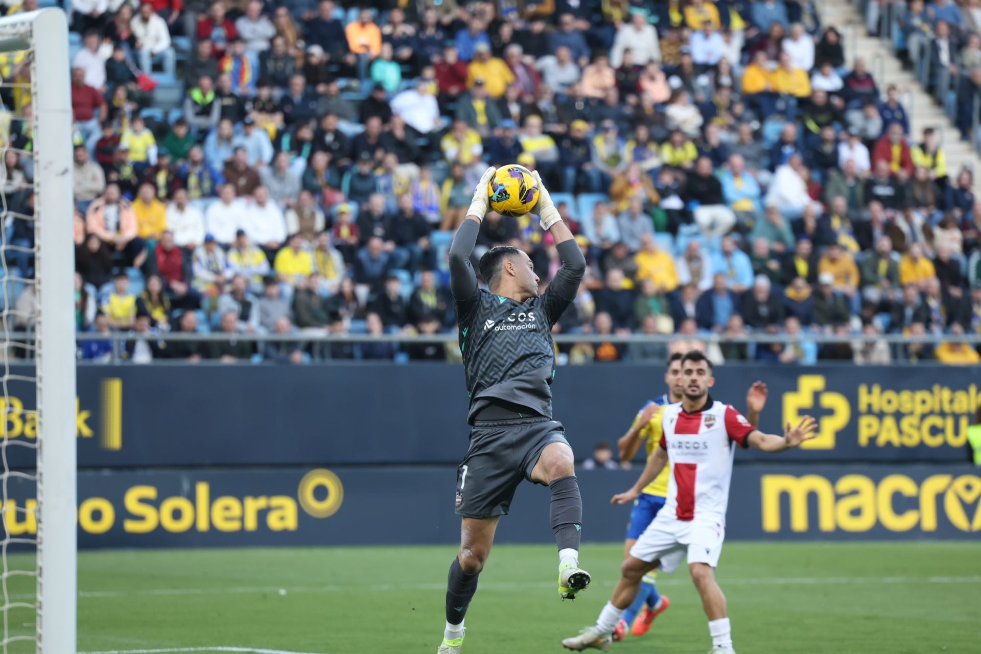 Fotos: las imágenes del Cádiz CF-Levante, un duelo de alta intensidad