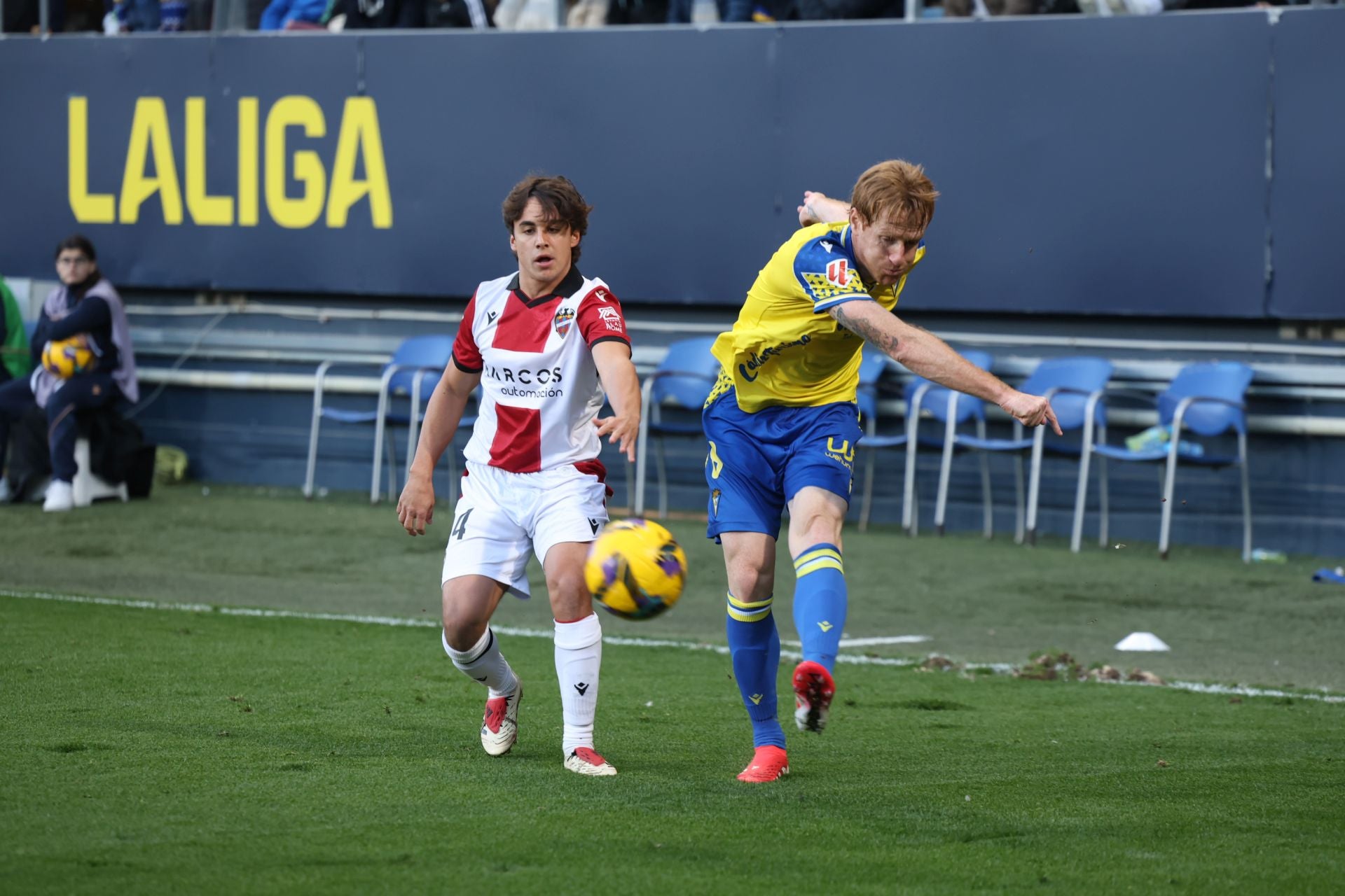 Fotos: las imágenes del Cádiz CF-Levante, un duelo de alta intensidad