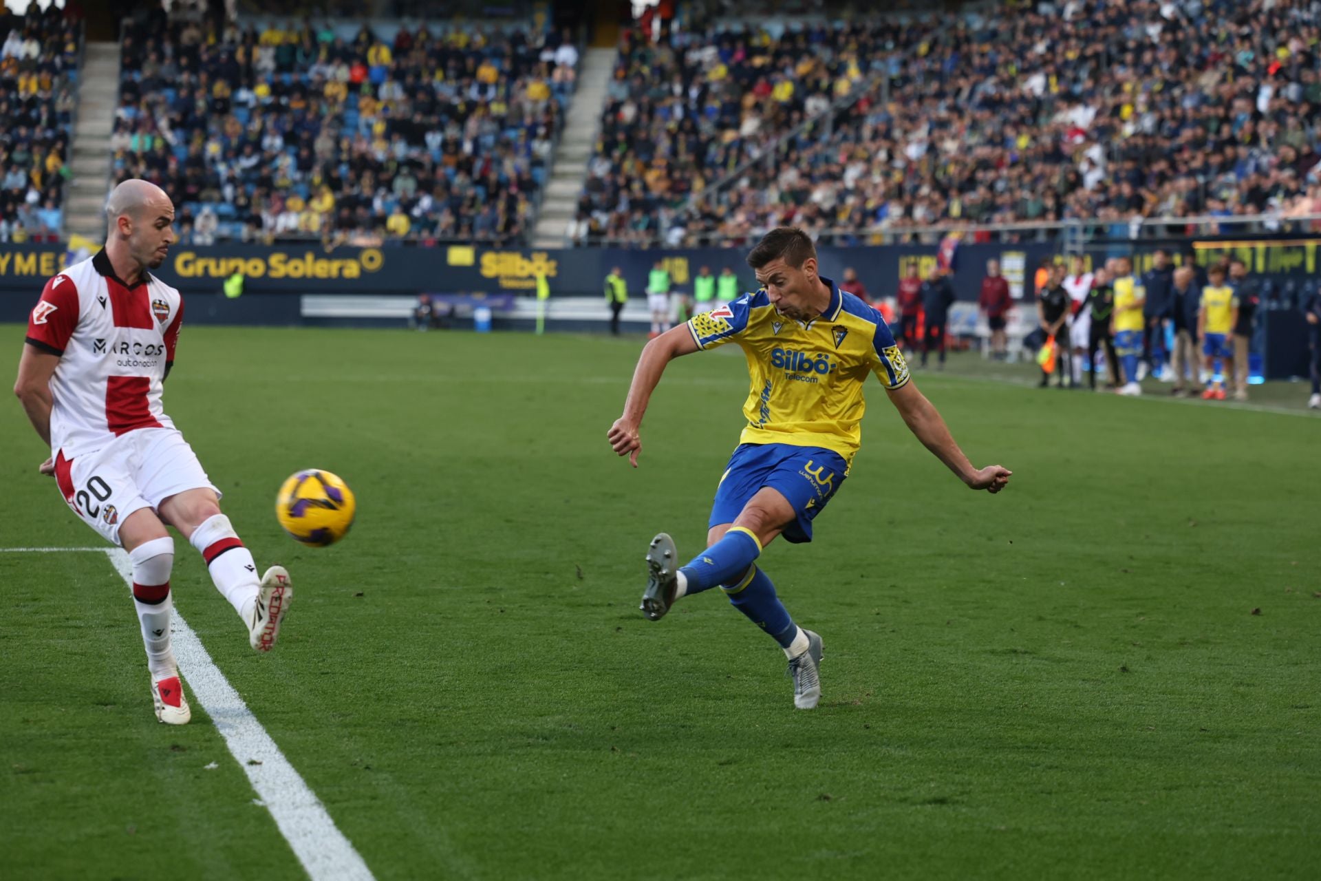 Fotos: las imágenes del Cádiz CF-Levante, un duelo de alta intensidad