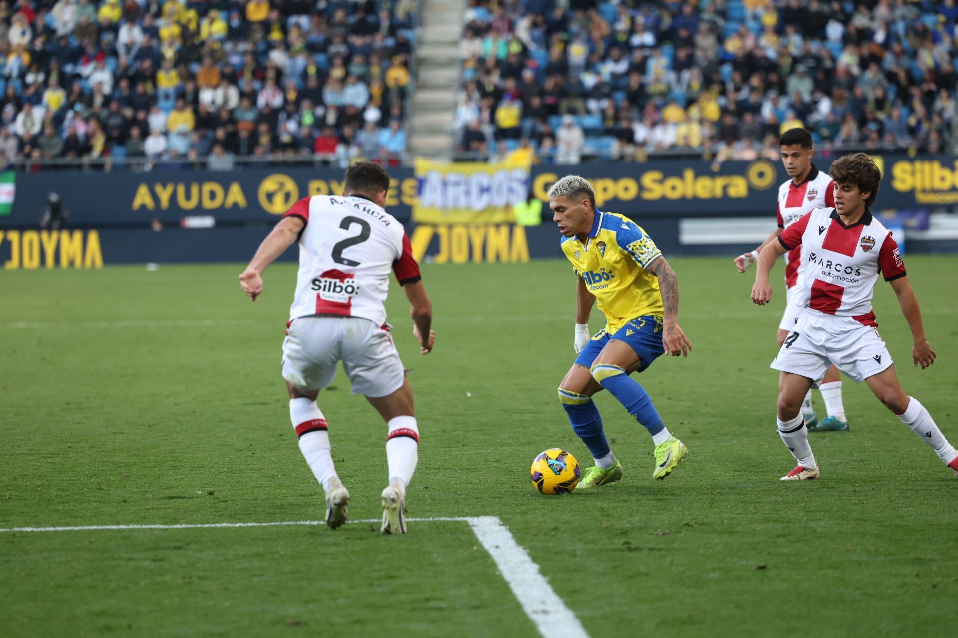 Fotos: las imágenes del Cádiz CF-Levante, un duelo de alta intensidad