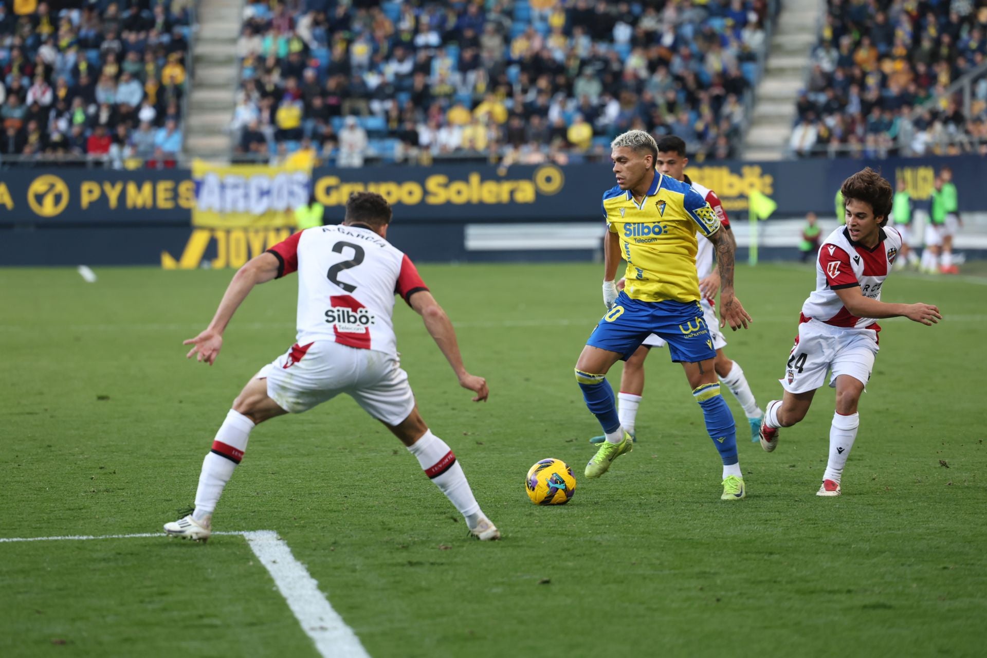 Fotos: las imágenes del Cádiz CF-Levante, un duelo de alta intensidad