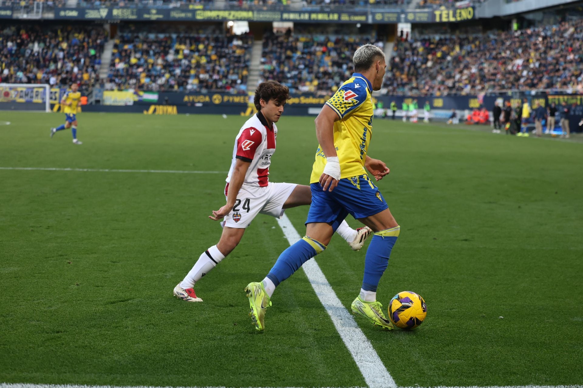 Fotos: las imágenes del Cádiz CF-Levante, un duelo de alta intensidad