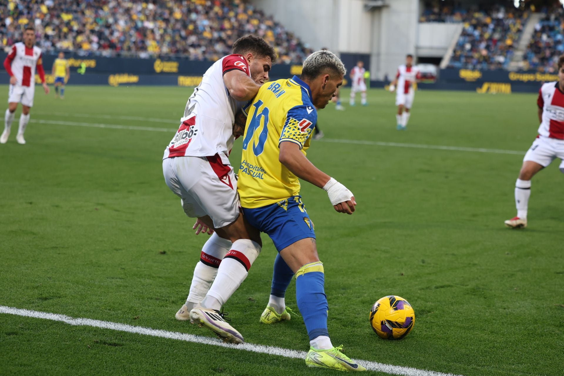 Fotos: las imágenes del Cádiz CF-Levante, un duelo de alta intensidad