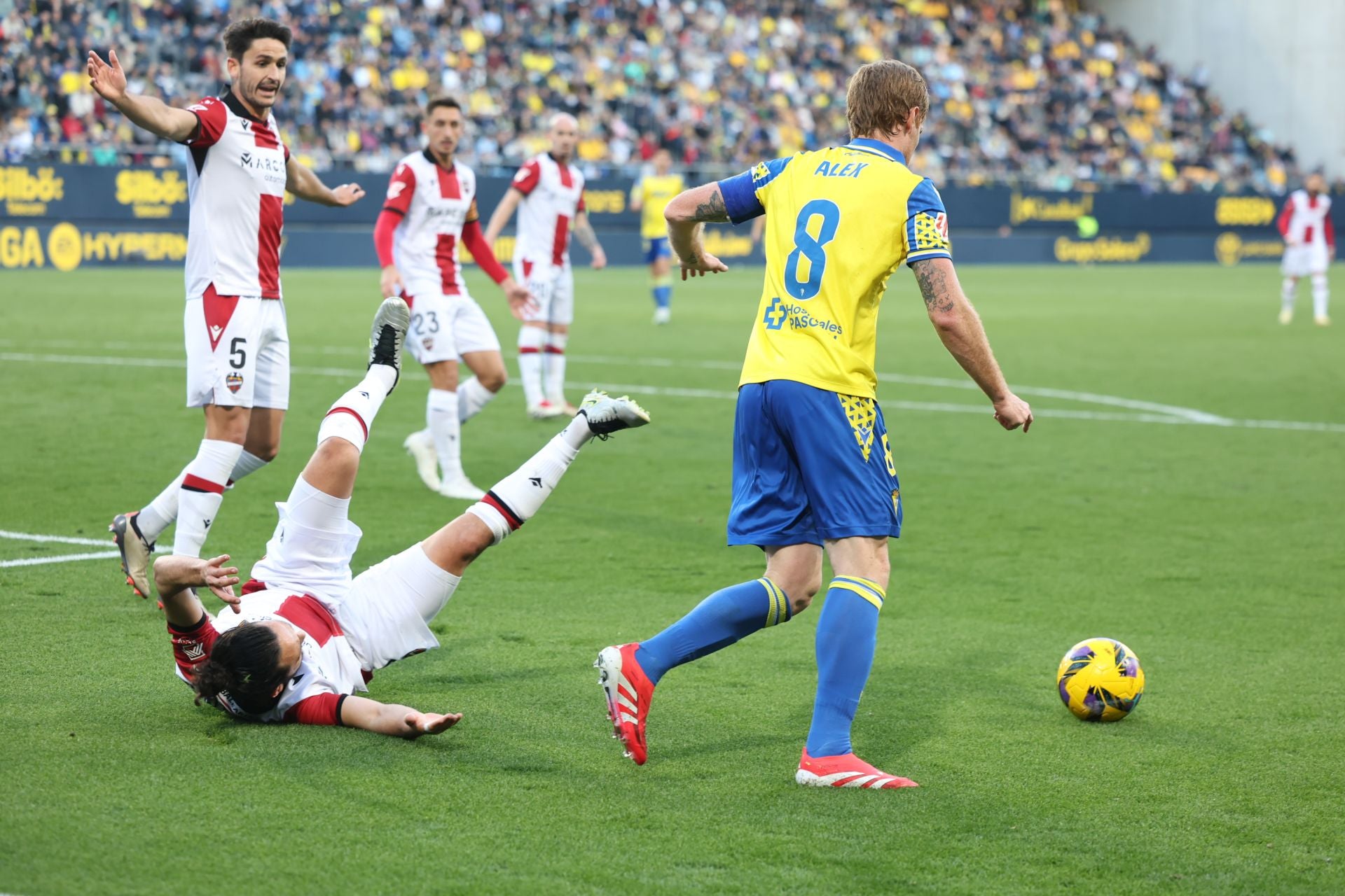 Fotos: las imágenes del Cádiz CF-Levante, un duelo de alta intensidad