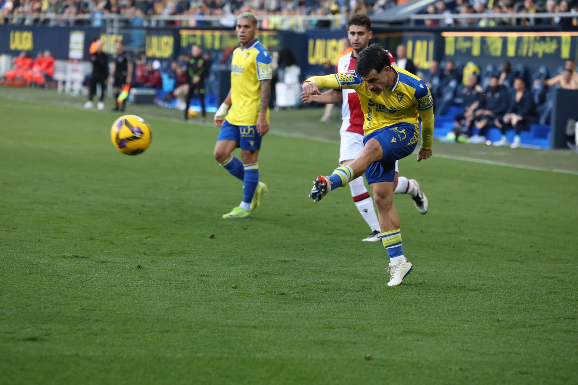 Fotos: las imágenes del Cádiz CF-Levante, un duelo de alta intensidad