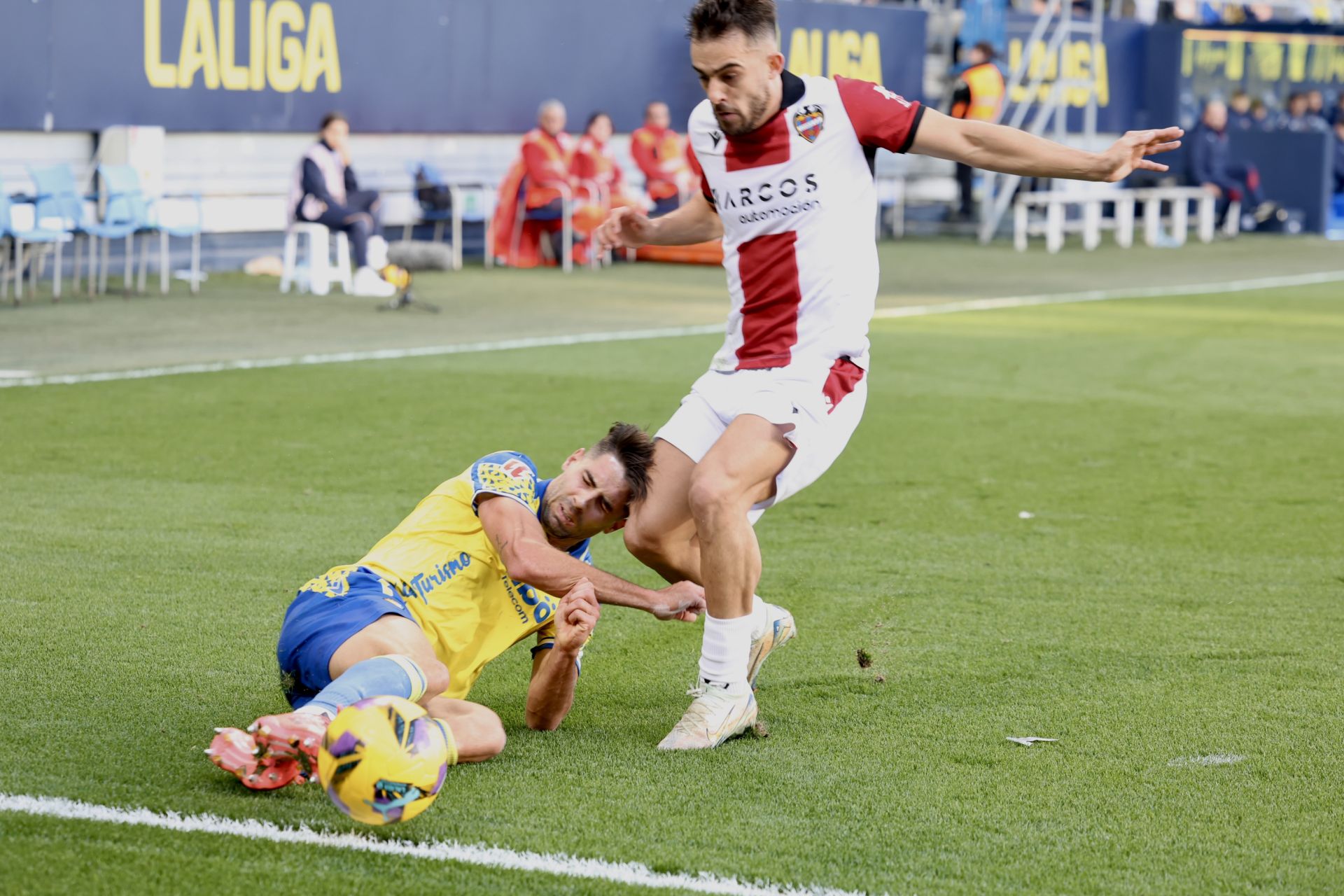 Fotos: las imágenes del Cádiz CF-Levante, un duelo de alta intensidad