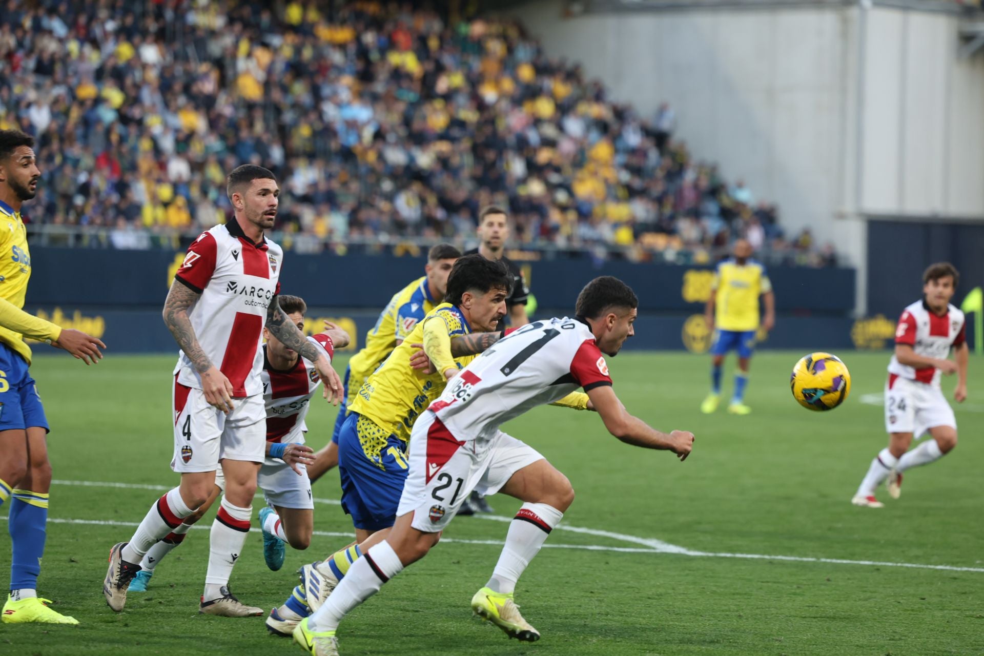 Fotos: las imágenes del Cádiz CF-Levante, un duelo de alta intensidad