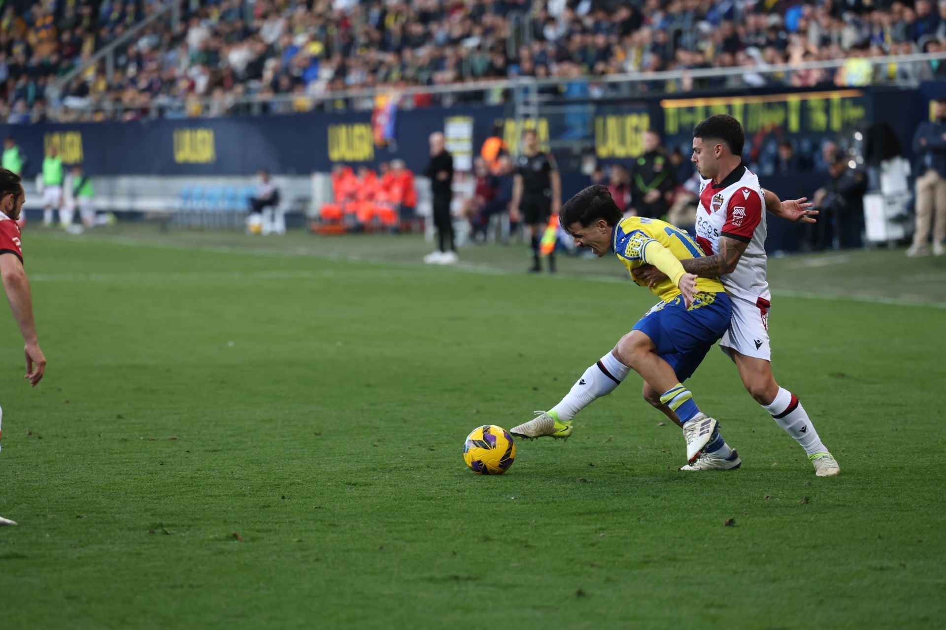 Fotos: las imágenes del Cádiz CF-Levante, un duelo de alta intensidad