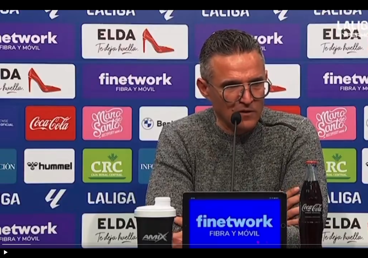 El entrenador del Eldense en una rueda de prensa con los diferentes sponsor de su equipo.