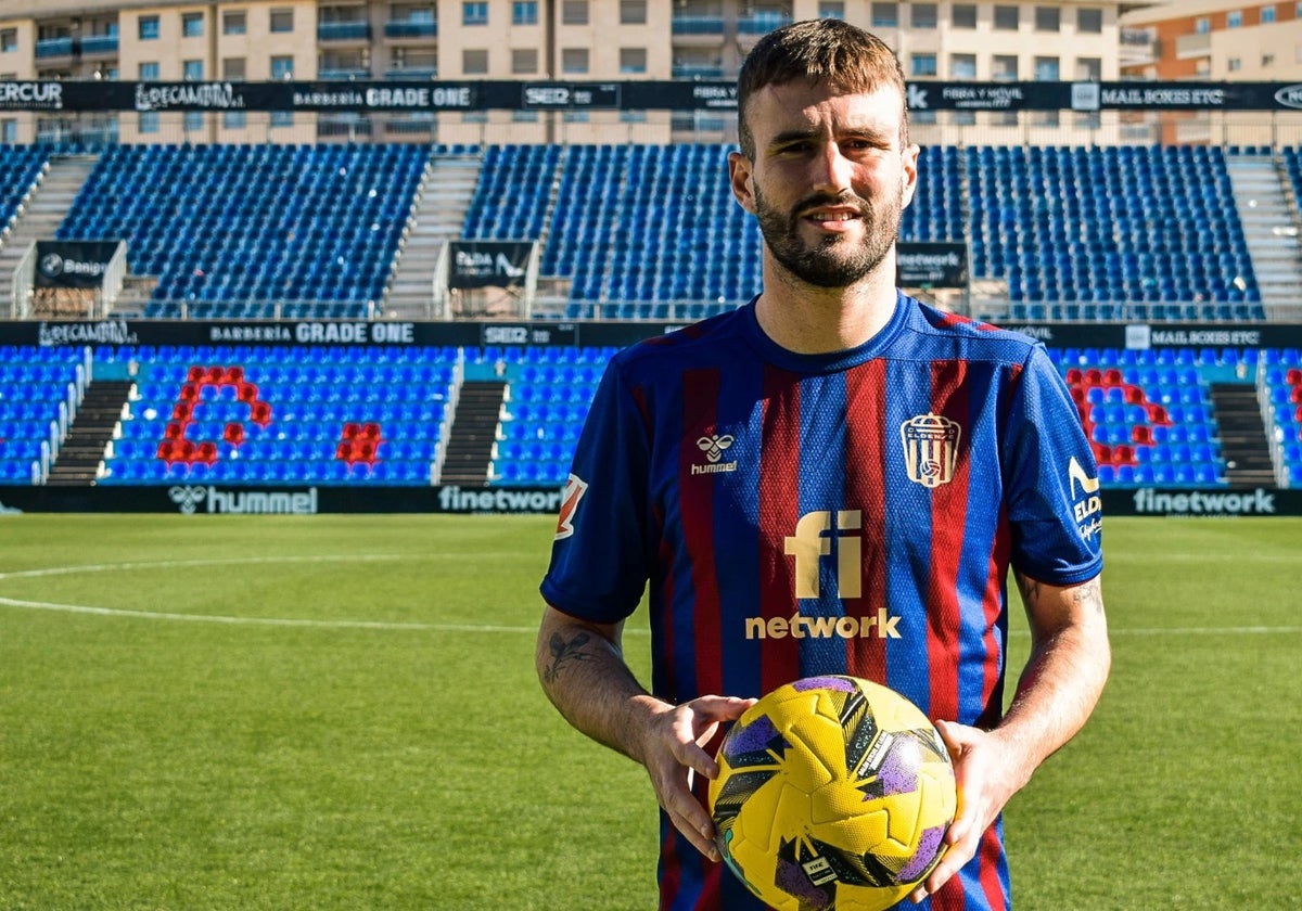 Raúl Parra, en su reciente presentación como jugador del Eldense.