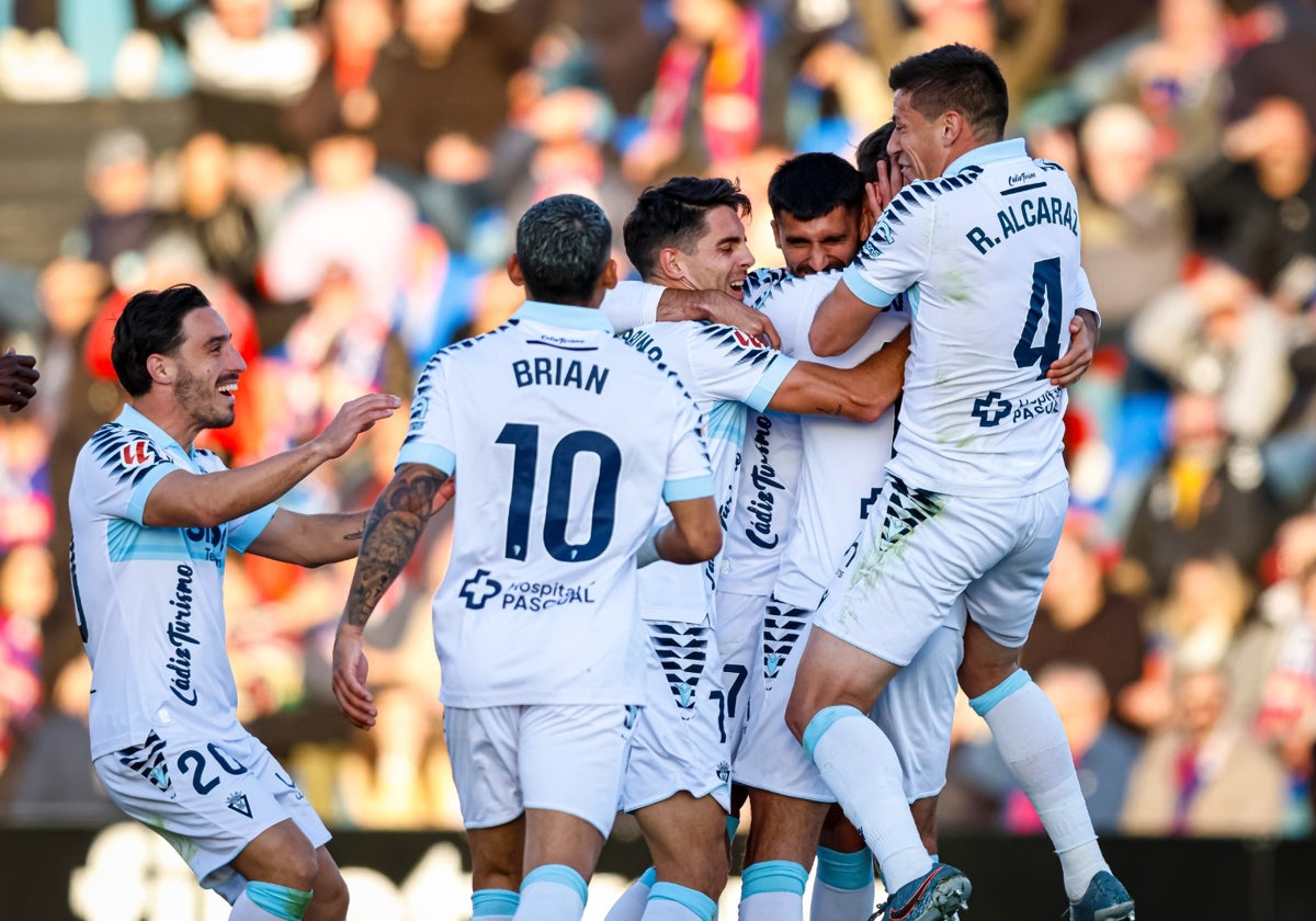 Los jugadores del Cádiz celebran el tanto de Mario Climent