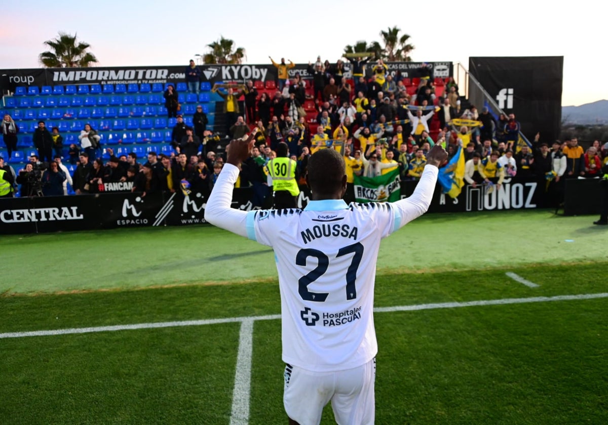 Diakite celebró el triunfo con la afición, mucha de ella afincada en Valencia.