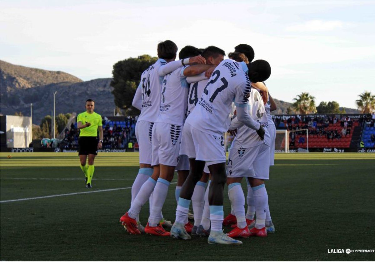 Los jugadores del Cádiz CF celebran el tanto de Rubén Alcaraz