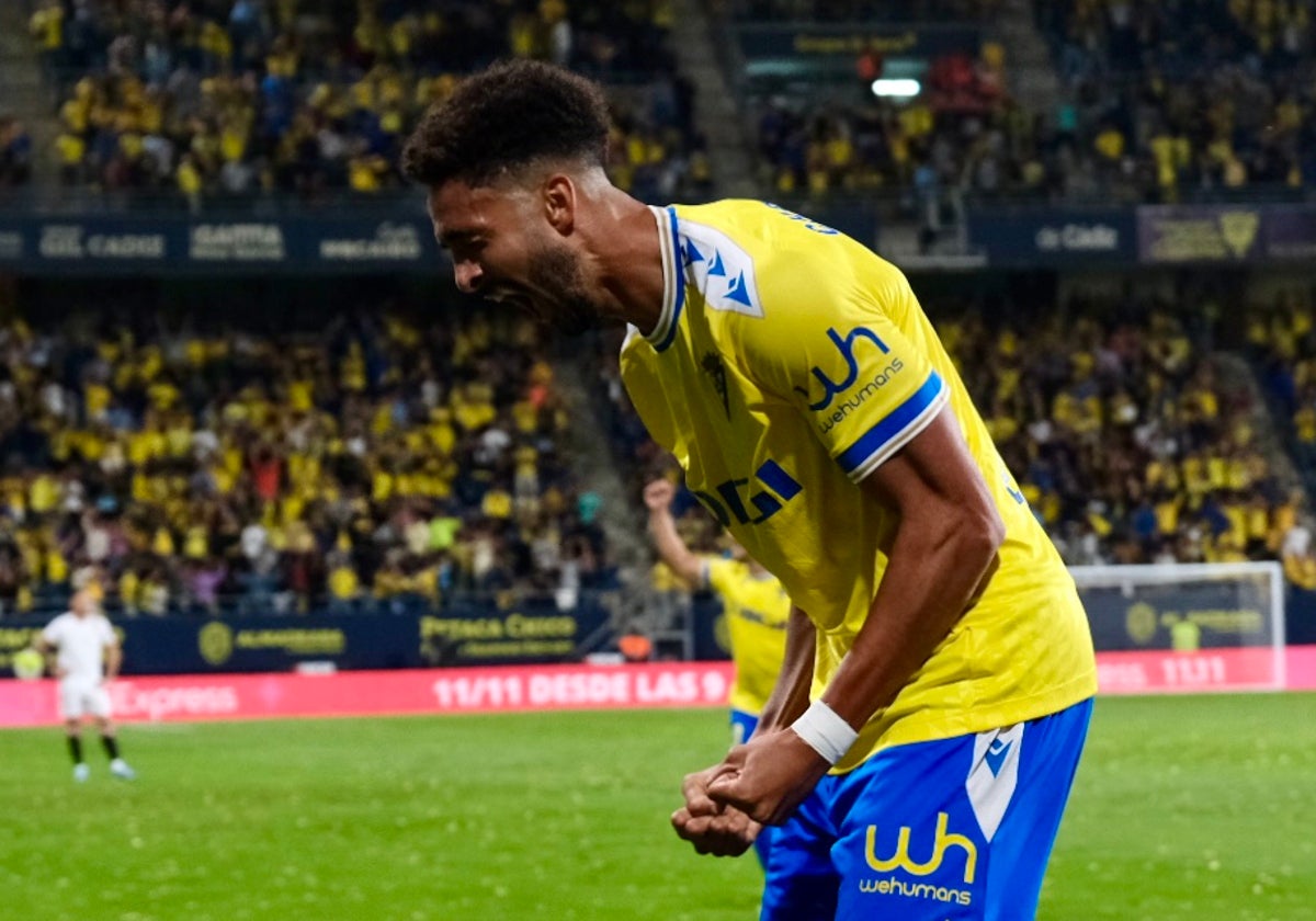 Chris Ramos celebra uno de sus goles con el Cádiz CF la temporada pasada.