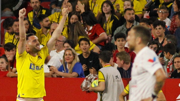 Lucas Pérez celebra su gol con el Cádiz CF en el Sánchez Pizjuán.