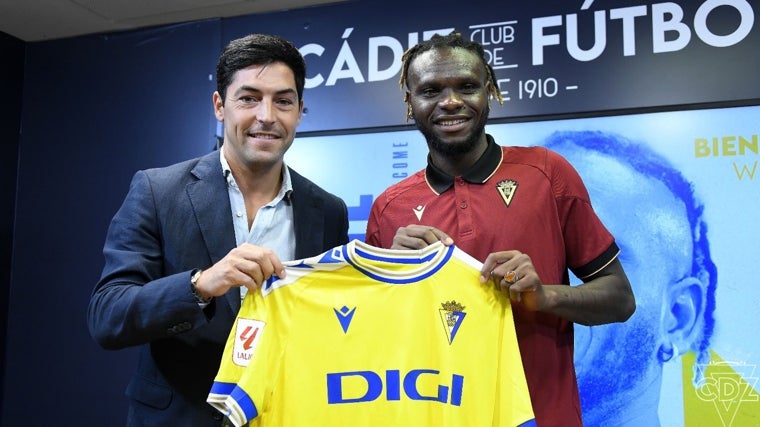 Rominigue Kouamé junto a Borja Lasso en la presentación del centrocampista africano.