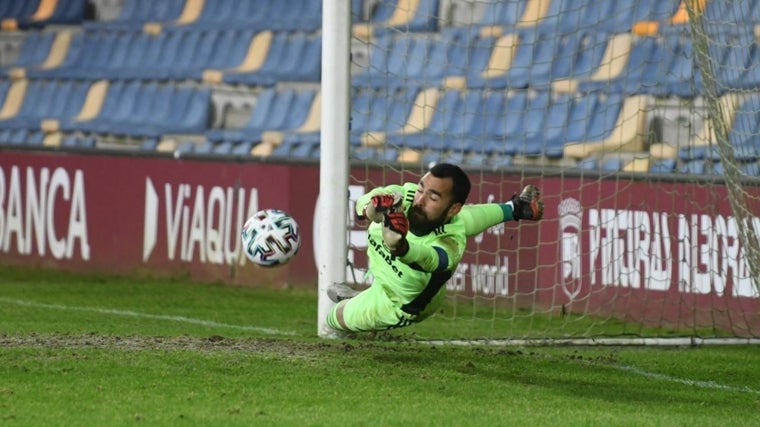 David Gil detiene un penalti al Pontevedra en la Copa del Rey.