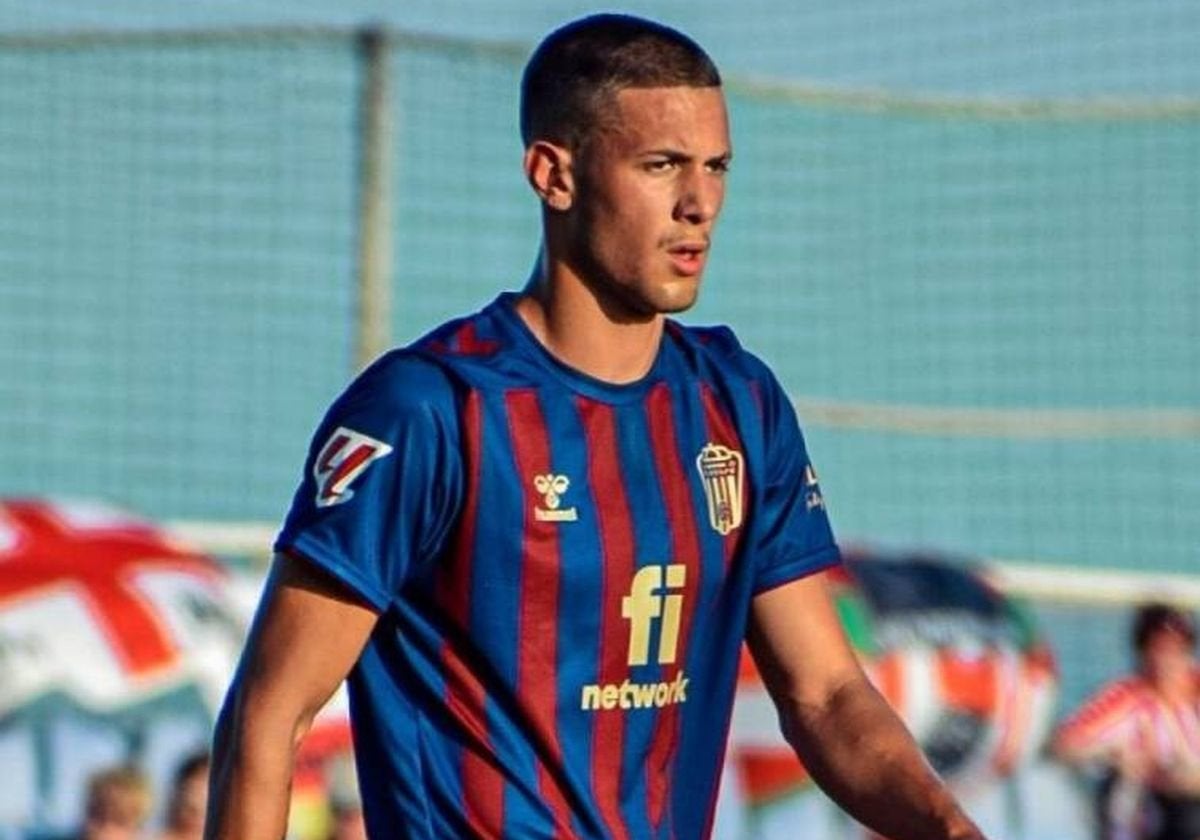 Alan Godoy, con la camiseta del Eldense.