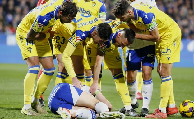 Los jugadores del Cádiz abroncan a un rival por dejarse caer en el área propiciando una riña.
