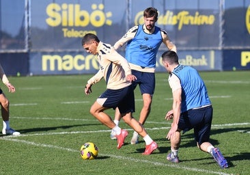 Ocampo conduce el balón en un entrenamiento.