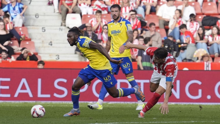 Kouamé se fue del Cádiz CF con más problemas que aplausos.