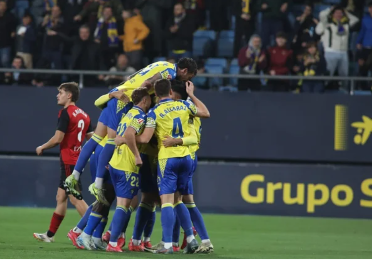 Los jugadores del Cádiz CF celebran uno de los tantos ante el Mirandés