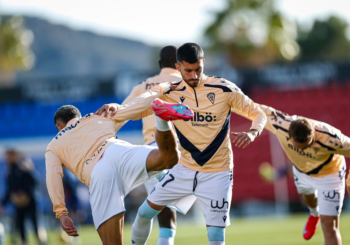 Mario Climent calienta antes del Eldense - Cádiz donde marcó su primer gol como cadista.