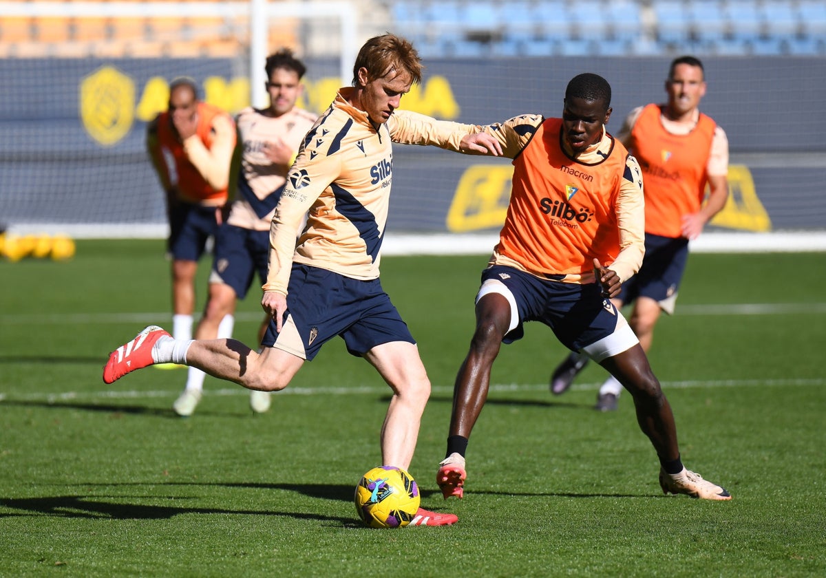 Álex Fernández y Moussa Diakité, en un entrenamiento en Carranza.