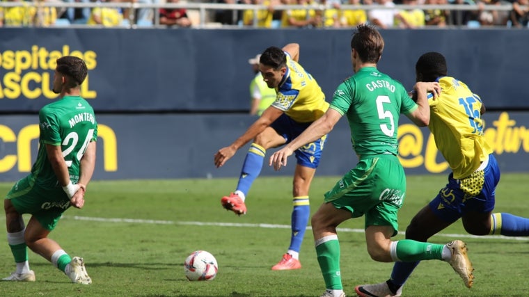 El Racing de Santander ganó al Cádiz CF en la primera vuelta.