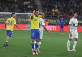 Martín Presa recuerda el Cádiz - Elche de hace dos años, tras el gol anulado al Rayo ante el Barça