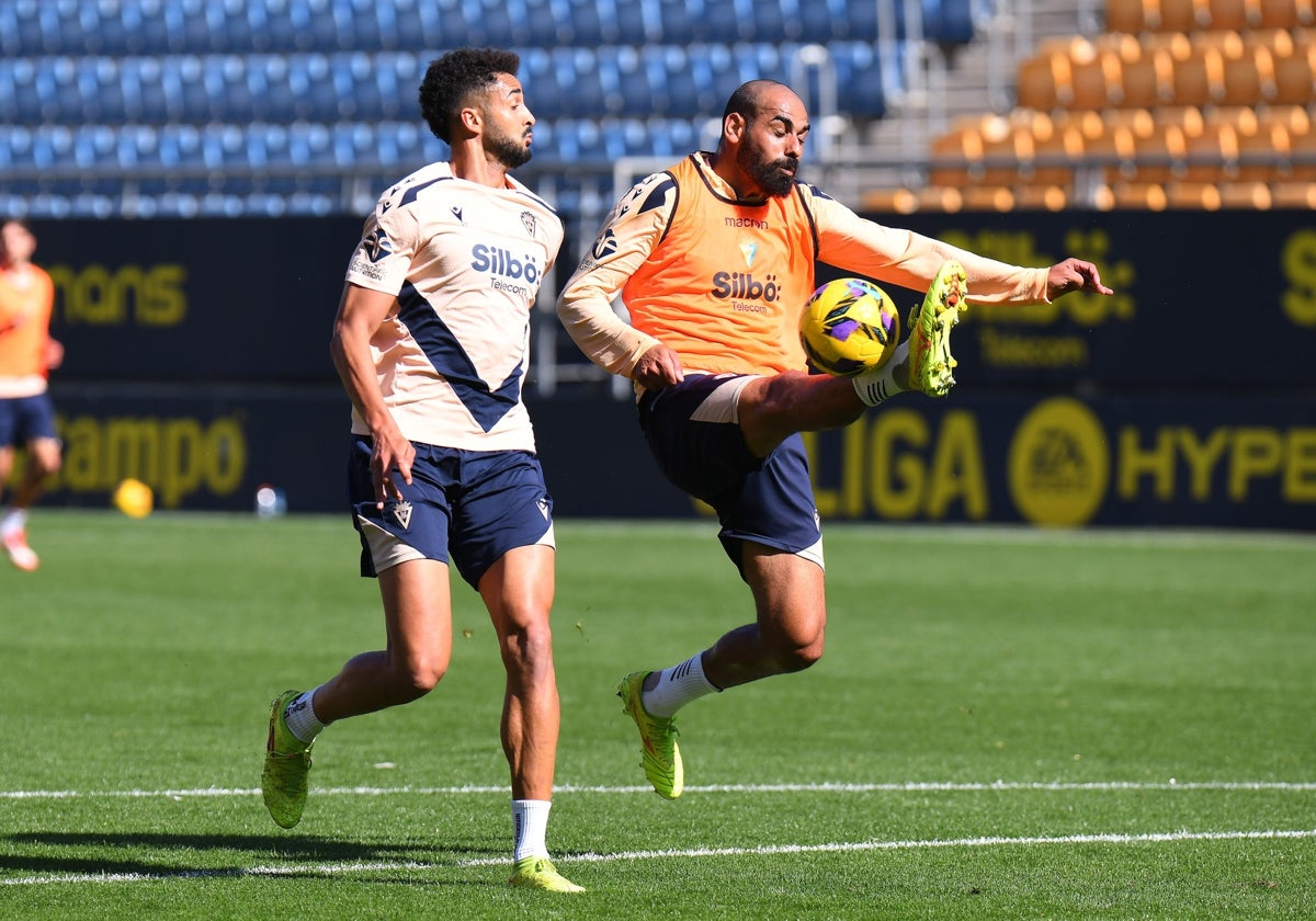 Fali protege un balón ante la presión de Chris Ramos en el entrenamiento de este jueves en el estadio.