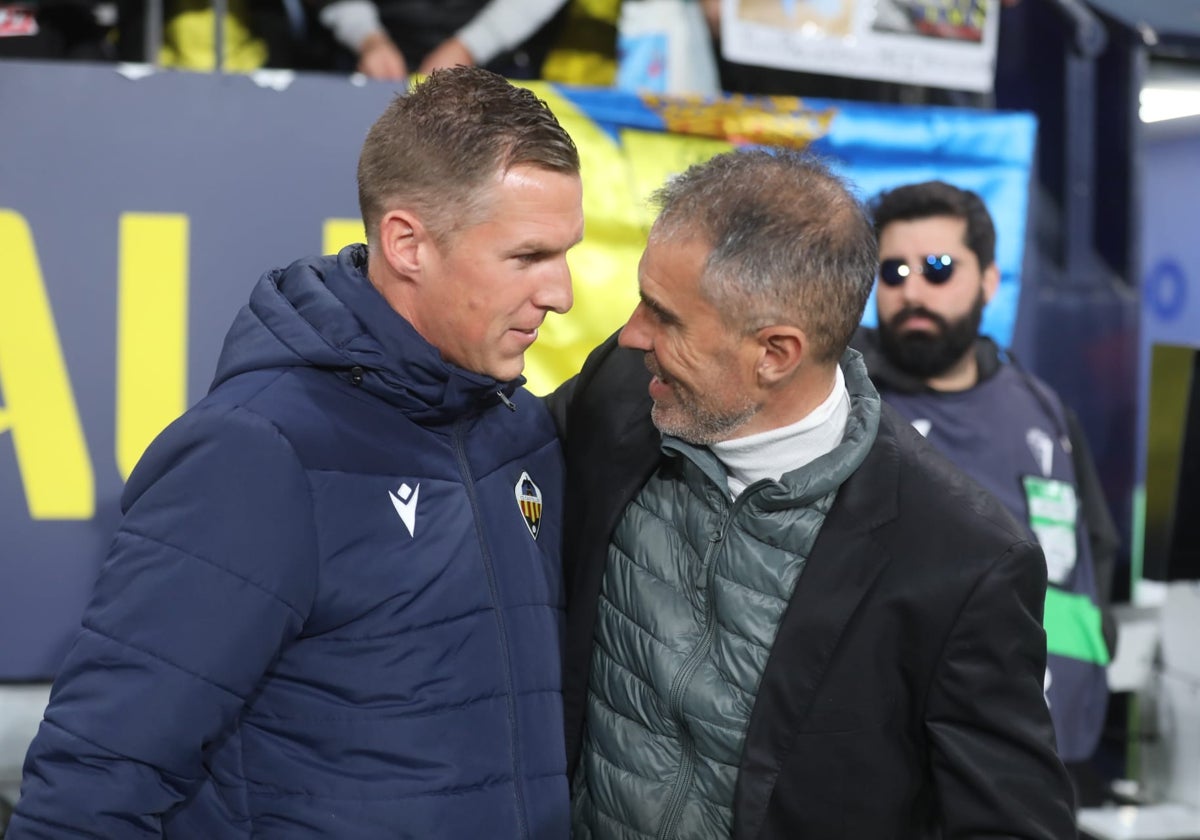 Garitano saluda a Johan Plat, entrenador del Castellón