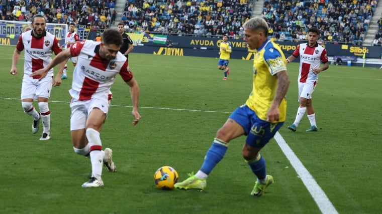 Brian Ocampo durante el Cádiz - Levante.