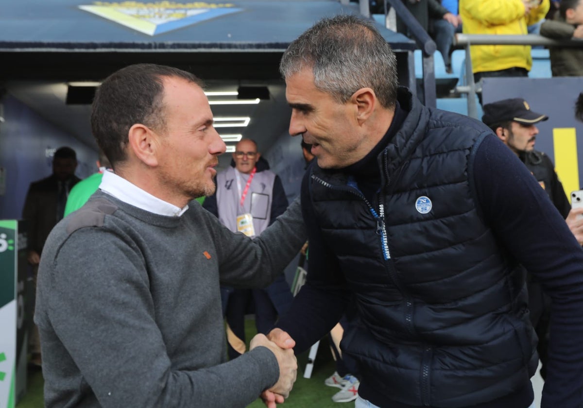 Alberto González saluda a Gaizka Garitano en el estreno del entrenador del Cádiz CF.