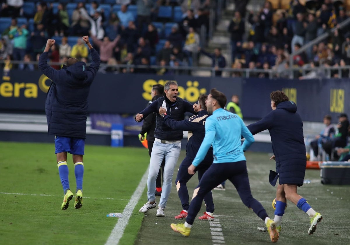 El banquillo del Cádiz CF celebra el penalti señalado sobre Chris Ramos