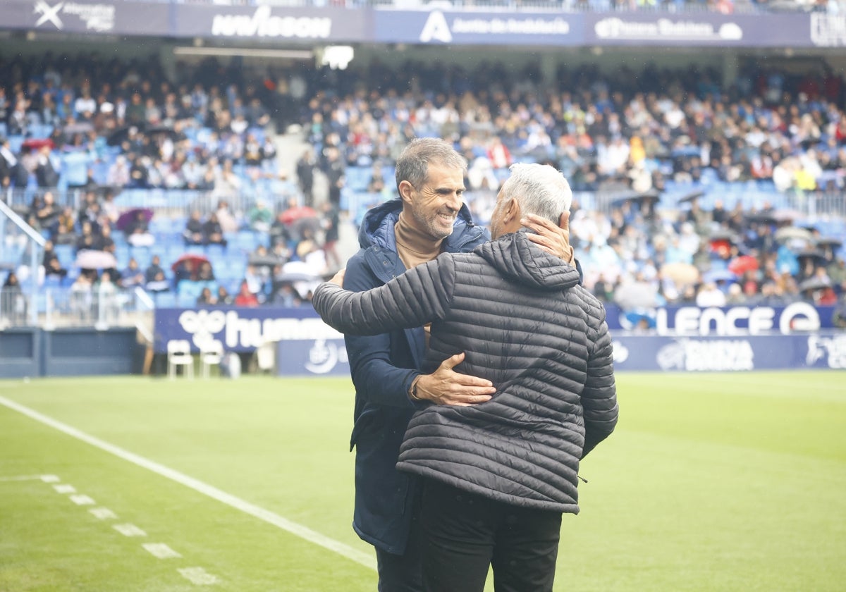 Garitano saluda a Pellicer antes del comienzo del partido