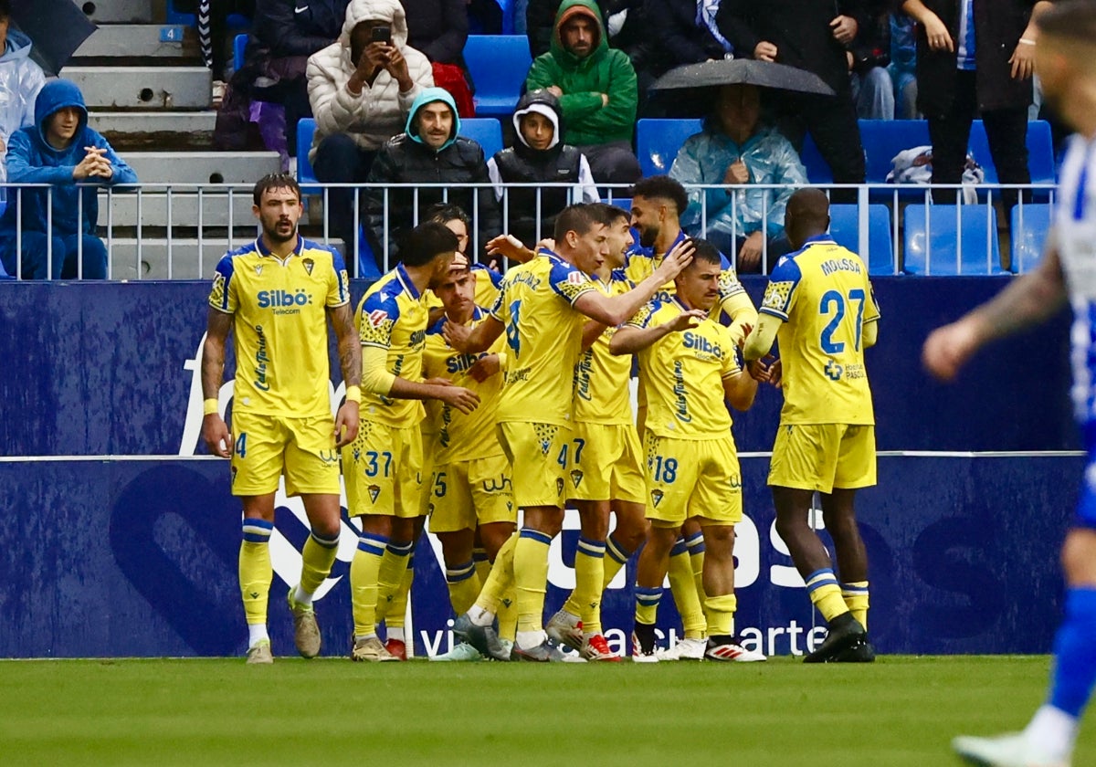 Los jugadores del Cádiz CF celebran el tanto de Óscar Melendo