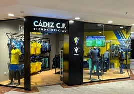 El Cádiz CF se hace fuerte en San Fernando: tres jugadores firmarán en la tienda oficial